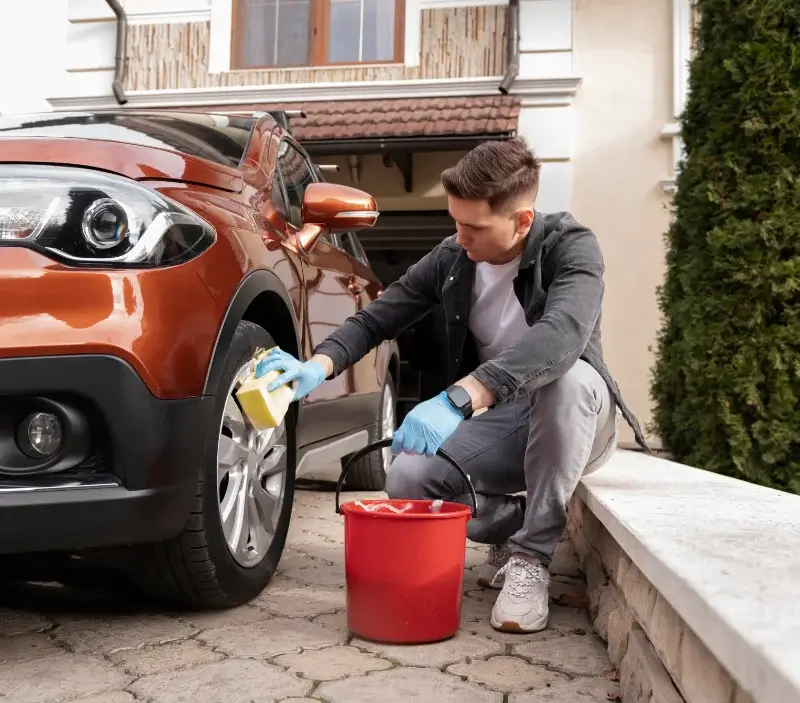Lavage auto à domicile Germigny-l'Évêque : professionnel intervenant sur un véhicule